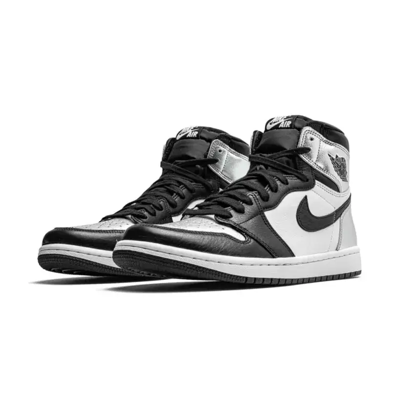 Wmns Air Jordan 1 Retro High OG ‘Silver Toe’ 